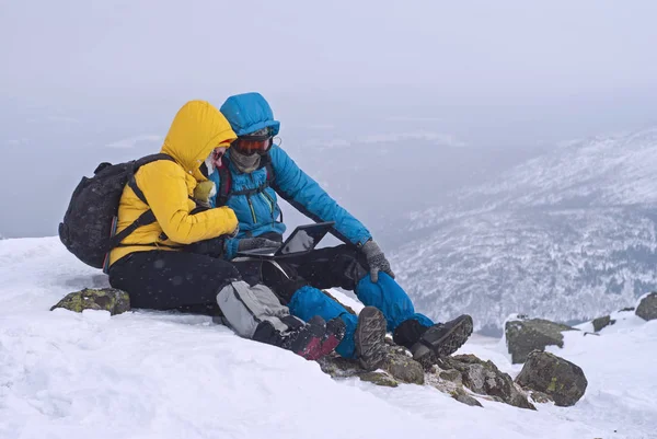 Two Travelers Sitting Laptop Top Winter Mountain Background Blurred Highland — Stock Photo, Image