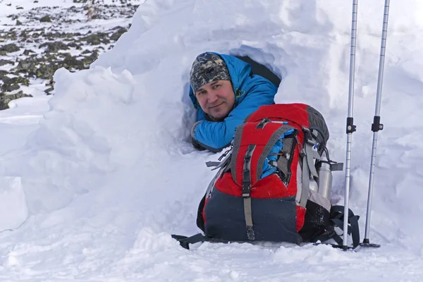 Lächelnder Glücklicher Wanderer Der Winter Aus Einem Kleinen Verschneiten Hütteniglu — Stockfoto