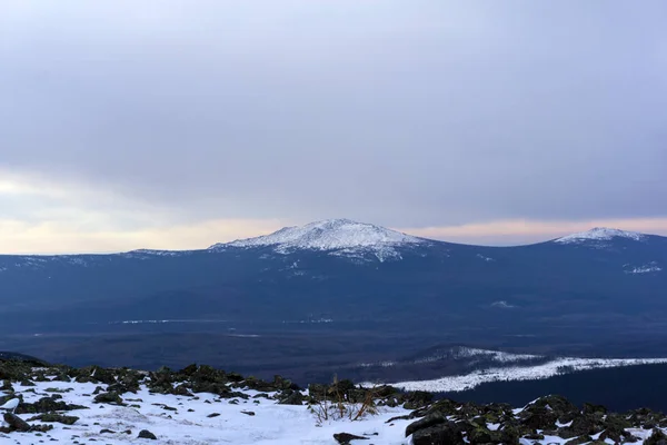 Winterbewaldete Berge Mit Einem Schneegipfel Oder Einem Vulkankegel Der Ferne — Stockfoto
