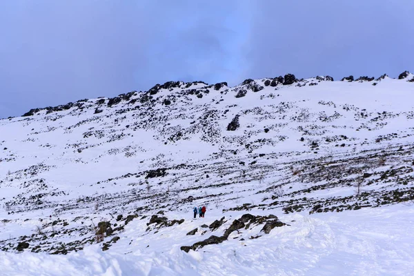 Group Hikers Away Snow Covered Mountain Road Crossing Rocky Treeless — Stock Photo, Image