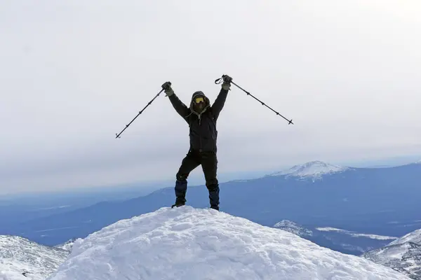 Climber Triumphs Reaching Top Mountain — Stock Photo, Image