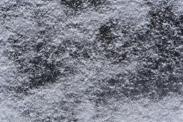 テクスチャ 暗い川の氷のクローズ アップの小さな雪の結晶 — ストック写真