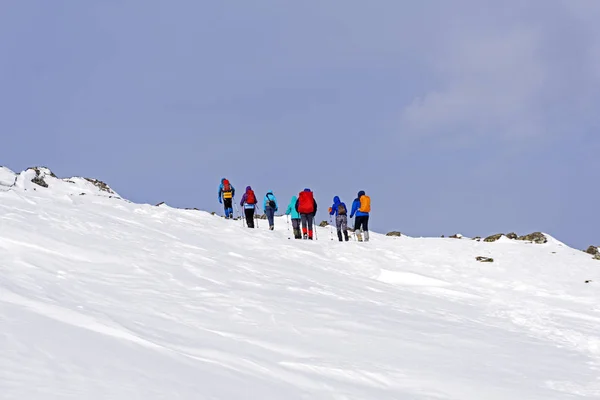 Group Travellers Mountainous Arctic Landscape Bright Blue Sky — Stock Photo, Image
