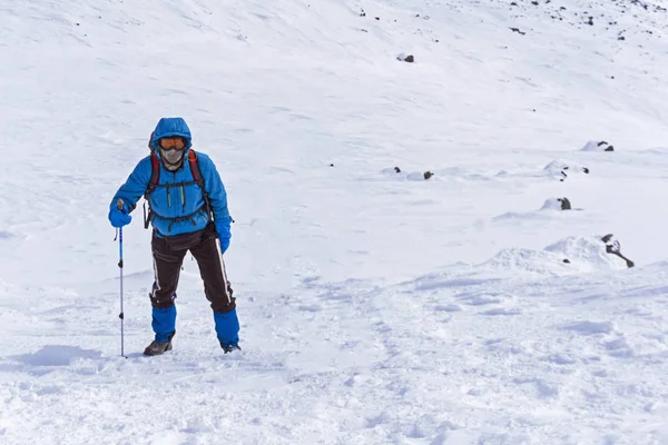 Альпинист Поднимается Заснеженному Склону Горы — стоковое фото