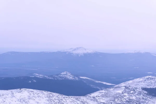 Winterbewaldete Berge Mit Einem Schneegipfel Oder Einem Vulkankegel Der Ferne — Stockfoto