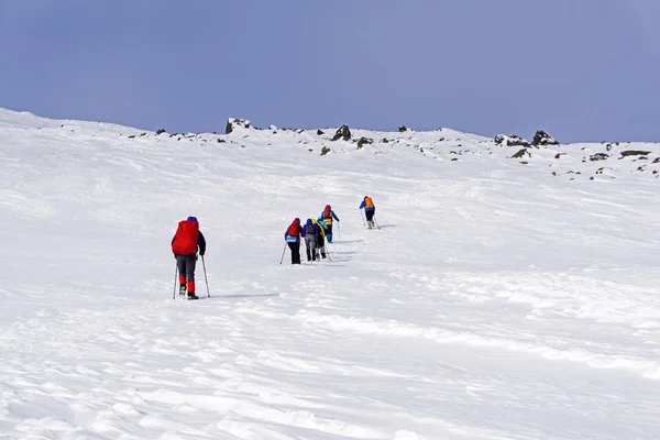 Group Mountaineers Mountainous Arctic Landscape Bright Blue Sky — Stock Photo, Image