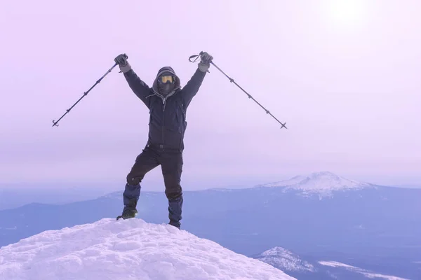Bergsteiger Jubelt Beim Erreichen Der Spitze Der Erbse — Stockfoto