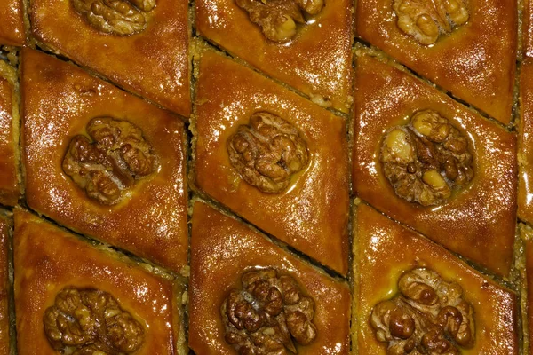 Bakgrund Orientalisk Sötsaker Baklava Baklava Med Valnötter Liggande Kontinuerlig Lagret — Stockfoto