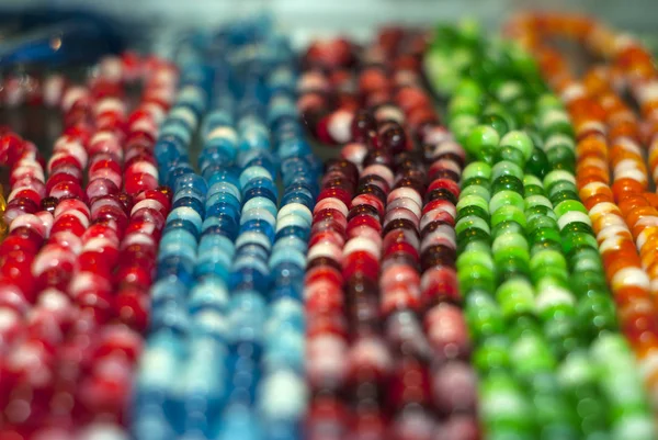 纪念品商店货架上的彩色玻璃珠 — 图库照片