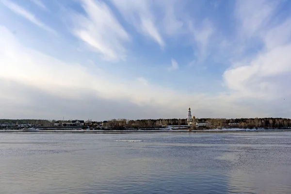 Frühlingslandschaft Mit Einem Schwimmen Auf Breitem Flusseis Und Orthodoxer Kirche — Stockfoto