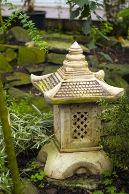 dekoratif bahçe fener toro Japon tarzı bahçe bitki örtüsü arka plan üzerinde