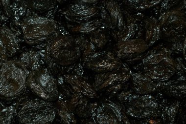  arka plan - gökkuşağı renk tonu closeu ile siyah Erik kurutulmuş