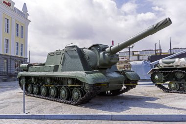 Verkhnyaya Pyshma, Rusya Federasyonu - 01 Mayıs 2018: Sovyet ağır Kundağı Motorlu Su-152 askeri teçhizat müzesinde