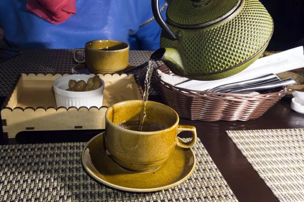 Зеленый Чай Старого Потрепанного Чугунного Чайника Наливают Чашку Крупным Планом — стоковое фото