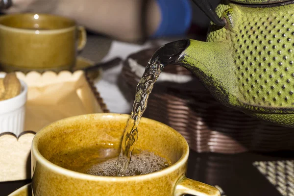 Зеленый Чай Старого Потрепанного Чугунного Чайника Наливают Чашку Крупным Планом — стоковое фото