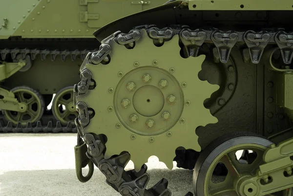 駆動輪と戦車のキャタピラのクローズ アップのフラグメント — ストック写真