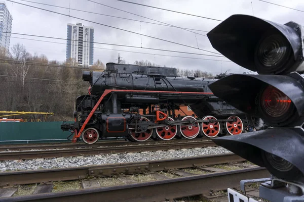 Locomotiva Vintage Sai Por Causa Semáforo Primeiro Plano Moderna Estação — Fotografia de Stock