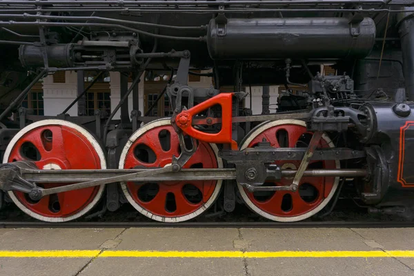 Fragment Vintage Fungerande Steam Locomotive Stående Vid Station Närbild Synliga — Stockfoto