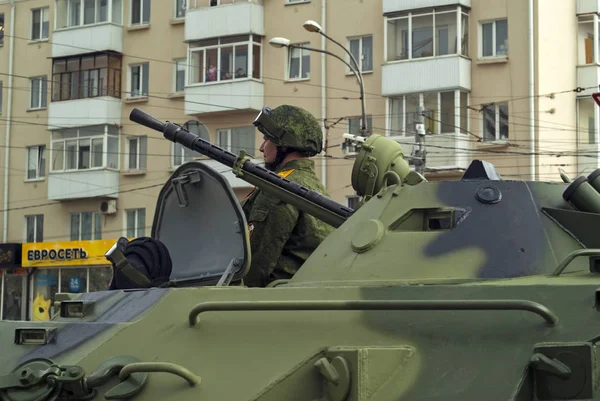 俄罗斯彼尔姆 2018年5月9日 胜利日游行结束后 Btr 装甲人员运输车在城市街道上有船员 — 图库照片
