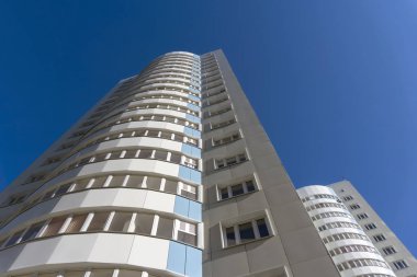 Çok katlı konut mavi gökyüzü perspektif ona arka planda havaya doğru git