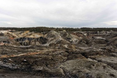 çok renkli endüstriyel mineraller incelemesi sitesinde tarafından open yöntemi döker.