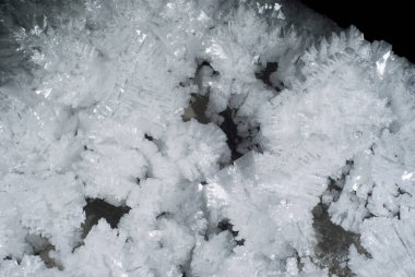 arka plan: mağara duvarının bir bölümü büyük buz kristalleri ile kaplı