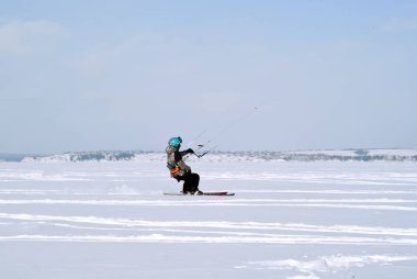 Perm, Rusya Federasyonu - 23 Şubat 2018: Kama rezervuar buzda snowkiter kayar