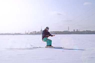 Perm, Rusya Federasyonu - 23 Şubat 2018: Kama rezervuar buzda snowkiter kayar