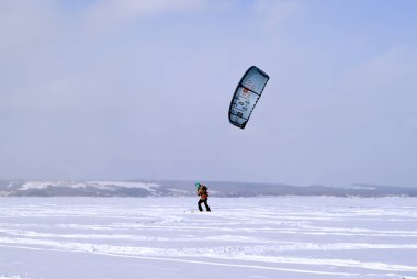 Perm, Rusya Federasyonu - 23 Şubat 2018: Kama rezervuar buzda snowkiter kayar