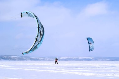 Perm, Rusya Federasyonu - 23 Şubat 2018: Kama rezervuar buzda snowkiters kayar