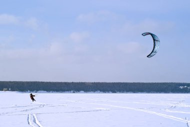Perm, Rusya Federasyonu - 23 Şubat 2018: Kama rezervuar buzda snowkiter kayar