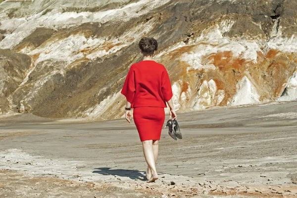 Woman Business Red Dress Taking Her Shoes Walking Barefoot Deserted — Stock Photo, Image