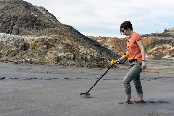 Kvinna Öde Canyon Fotled Djupt Leran Söker Med Metalldetektor — Stockfoto