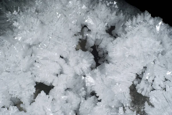 Arka Plan Mağara Duvarının Bir Bölümü Büyük Buz Kristalleri Ile — Stok fotoğraf
