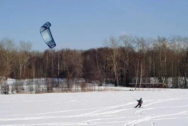 俄罗斯烫发 2018年2月23日 Snowkiter 在冰上滑行 — 图库照片