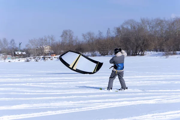 Snowkiter Łapie Wiatr Jego Latawiec Stojąc Lód Mrożone Stawu Przeciwko — Zdjęcie stockowe