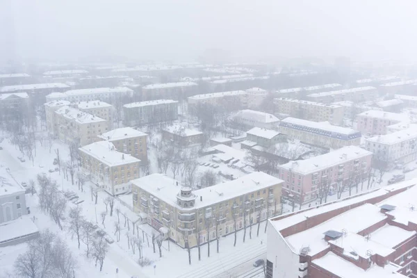 俄罗斯烫发 2018年3月02日 降雪时的城市街区 鸟瞰图 — 图库照片