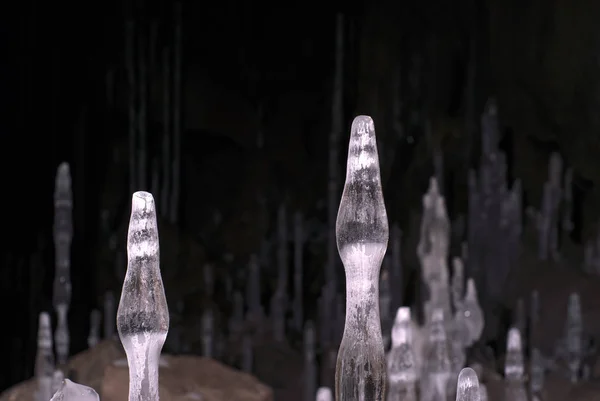 Formations Glace Dans Une Grotte Souterraine Sombre — Photo