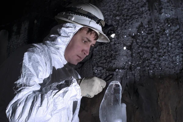 Σπήλαιο Εξερευνητής Εξετάζει Προσεκτικά Δομή Της Σχηματισμοί Πάγου Μέσα Από — Φωτογραφία Αρχείου