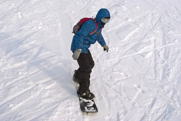 Snowboardzista Jest Jazda Ośnieżone Góry Zobacz Góry — Zdjęcie stockowe