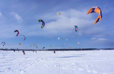 Perm, Rusya Federasyonu - 09 Mart 2018: snowkiters bir kış manzara arka planda donmuş bir gölün buz üzerinde bir yarışta rekabet
