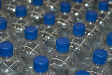 arka plan - içme su ile mavi stoppers plastik şişeler
