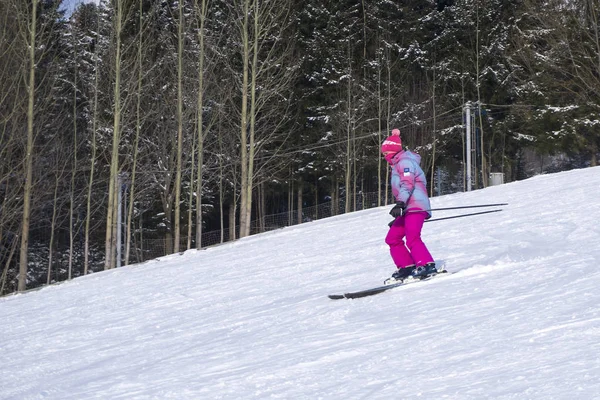 スキーヤーは 雪に覆われた Mountainsid に乗ってパーマ ロシア 2018 — ストック写真