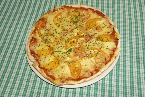Traditionelle Italienische Pizza Margarita Einem Teller Auf Einem Tisch Mit — Stockfoto