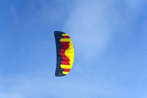 Jasne Kolorowe Sportowe Latawiec Dla Kiting Lub Snowkiting Przeciw Błękitne — Zdjęcie stockowe