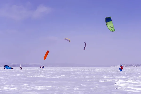 Perm Federacja Rosyjska Marca 2018 Snowkiters Pociąg Lodzie Zamarzniętego Jeziora — Zdjęcie stockowe