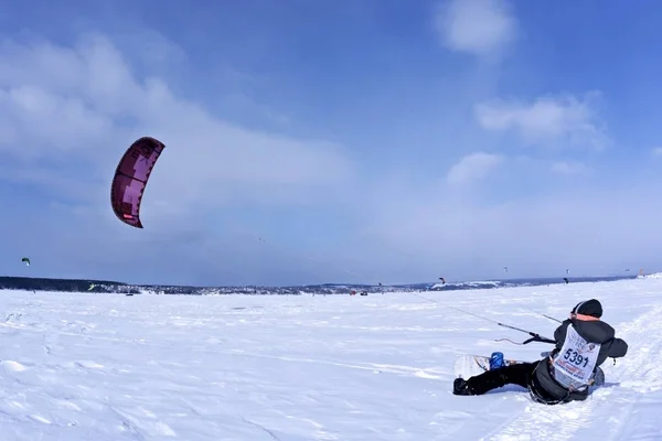 Perm Rusko Března 2018 Sníh Kitercatch Vítr Ledě Zamrzlé Jezero — Stock fotografie