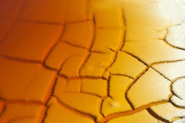 arka plan, doku - kırık kil shore bir rezervuar paslı su ile