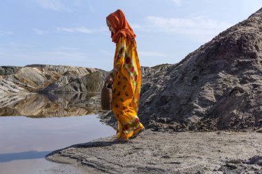 kız bir sari ve hijab çöl gölde tarafından bir sürahi ile oryantal görünüm