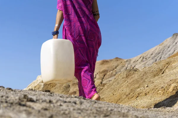 Girl Ethnic Clothing Goes Water Plastic Jerrican — Stock Photo, Image